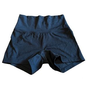 LuluLemon NWOT Black InMovement 2inch high waist women’s workout shorts